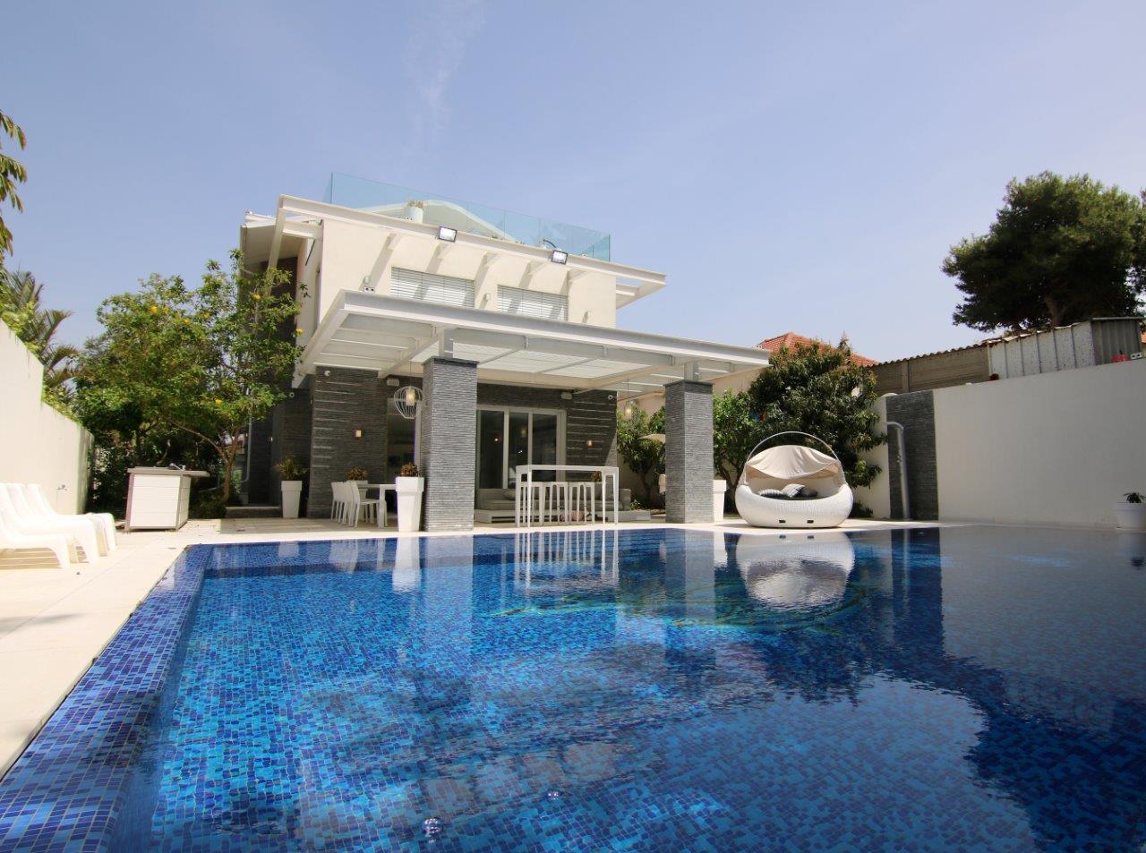 Luxury house for sale in Herzliya Pituach, in Nof Yam.